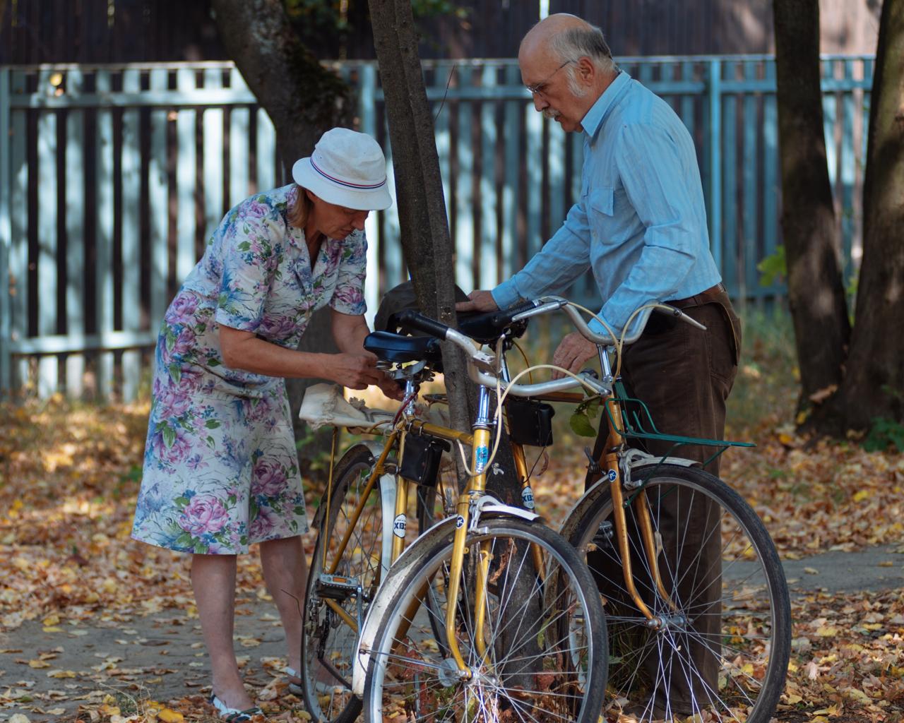 Elderly couple with bicycles in a park, symbolizing how cycling and an active lifestyle support brain health and may reduce dementia risk