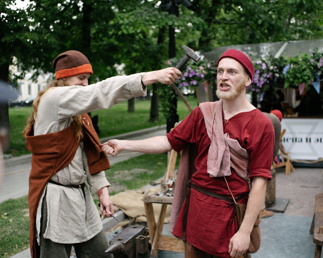 Two people in historical costumes acting out a conflict with a hammer, symbolizing loss of impulse control and destructive behavior associated with addiction